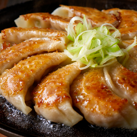 味噌ダレで食べるホルモン餃子